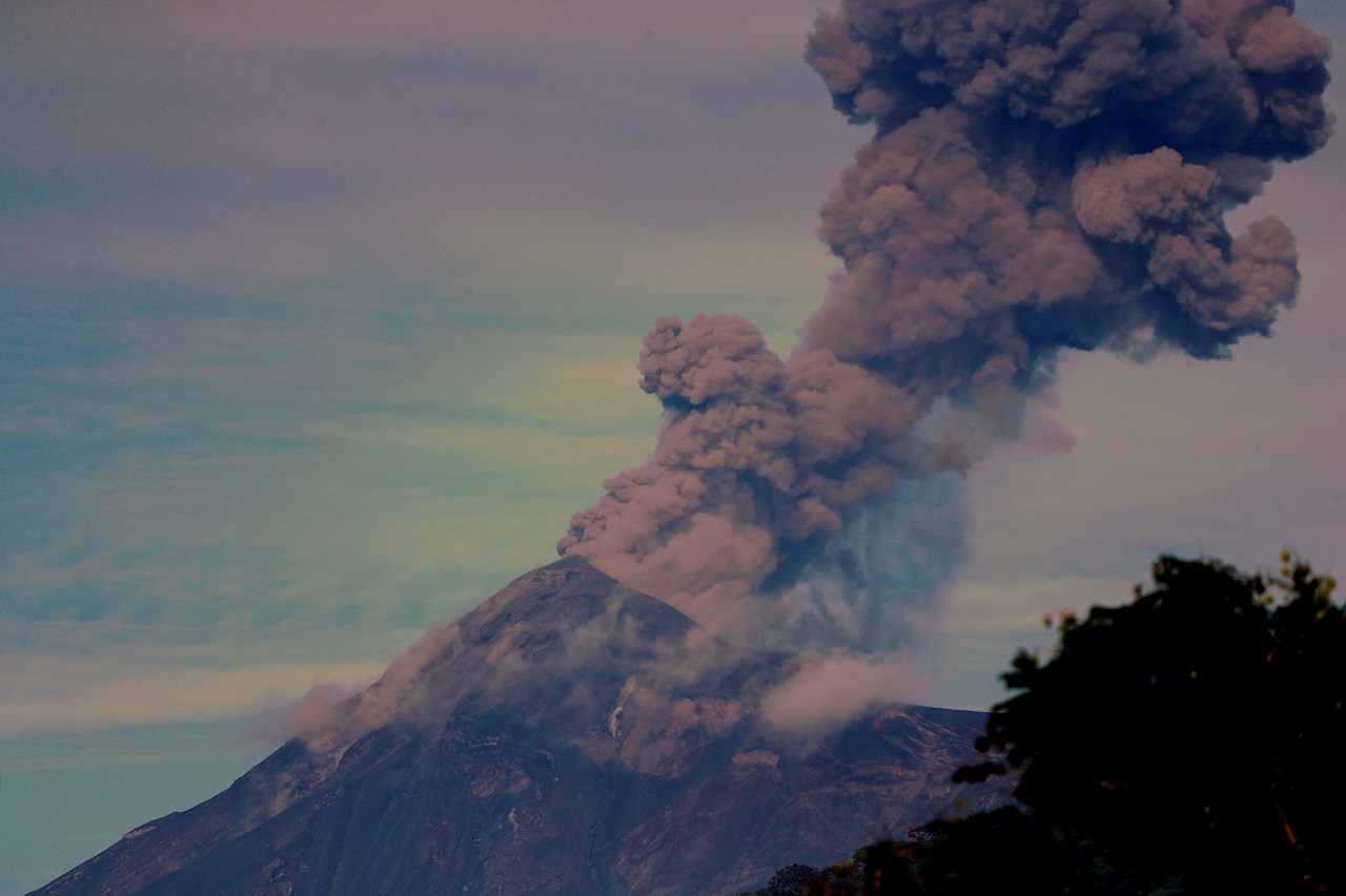 El volcán de Fuego de Guatemala entra en erupción, la más fuerte desde 2018