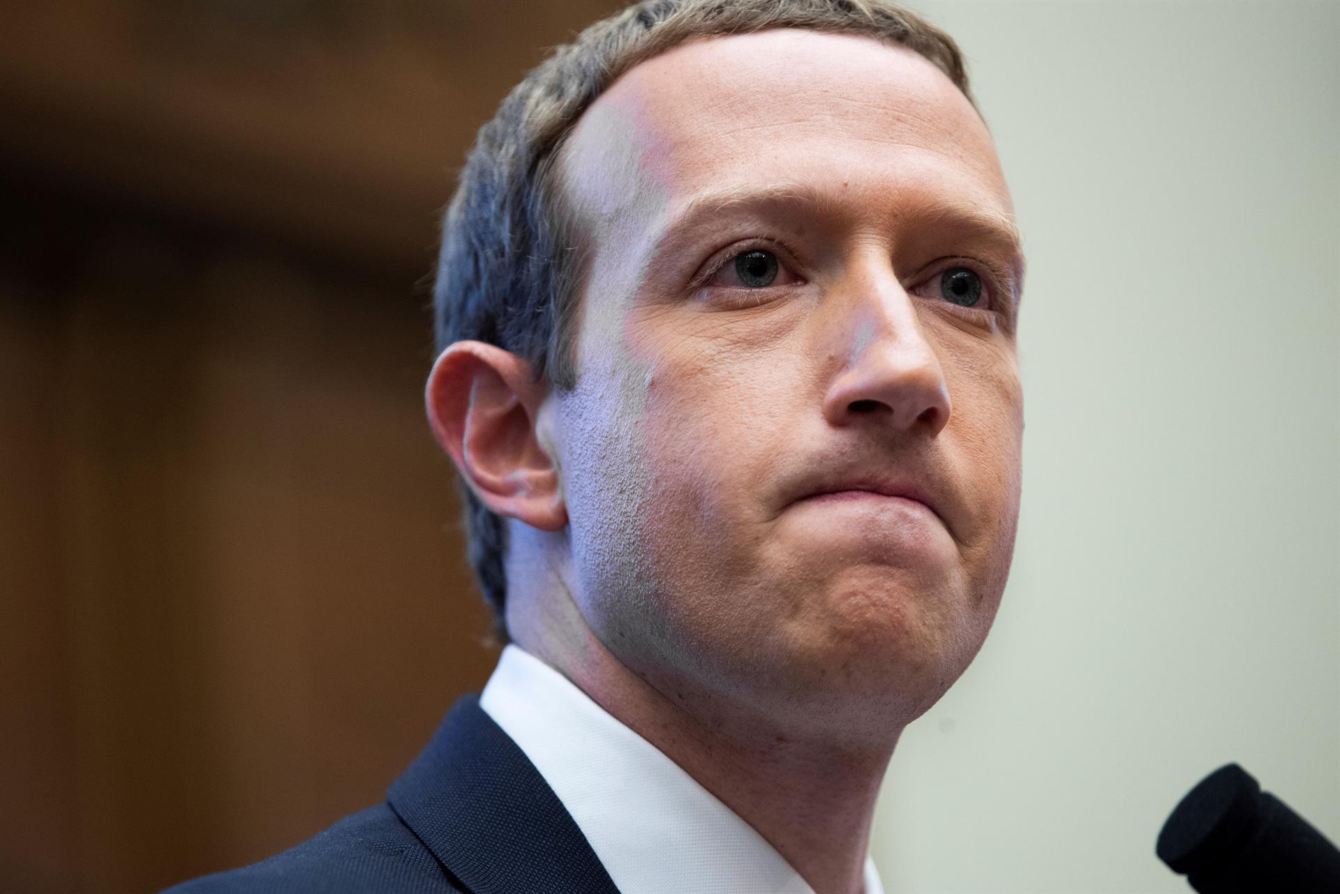 Zuckerberg pierde 5,900 millones de dólares tras la caída de Facebook