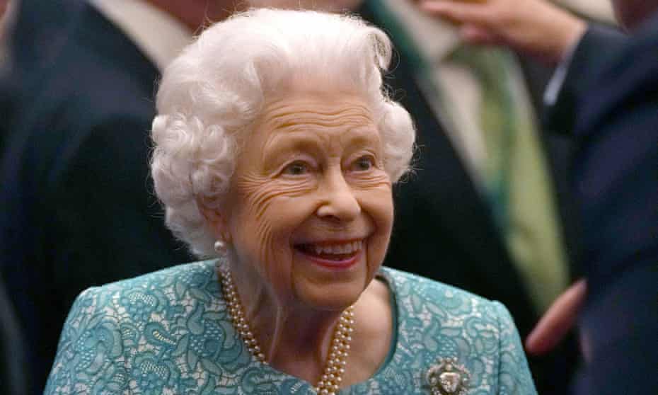 La reina Isabel II pasó la noche en el hospital tras cancelar su visita a Irlanda del Norte
