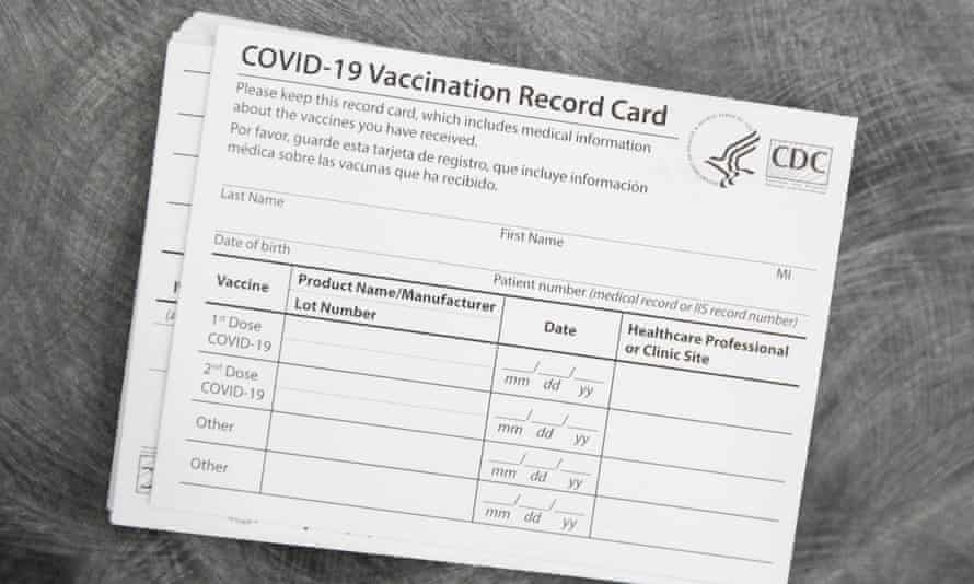 Enfermera de Michigan es acusada de robar y vender tarjetas de vacunación Covid-19