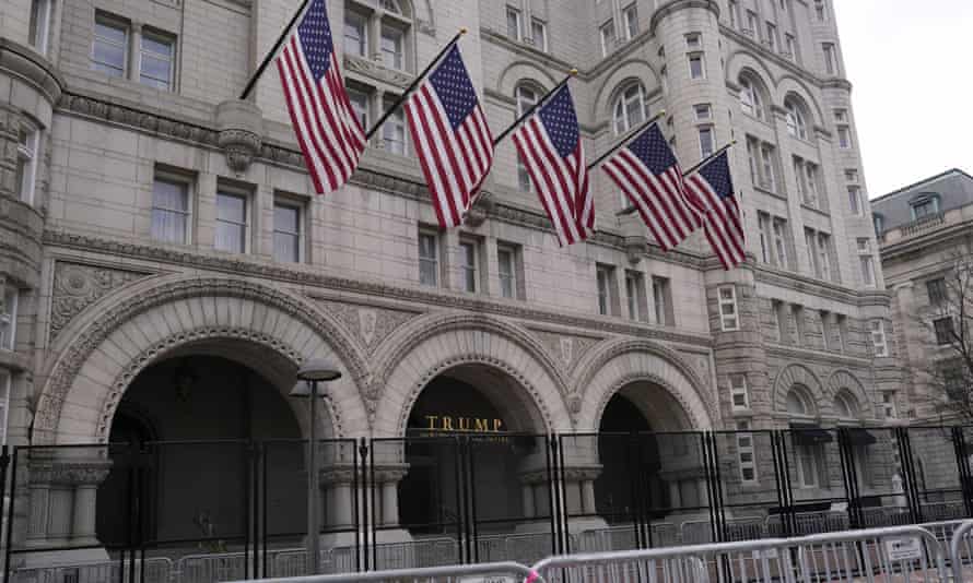 Trump ocultó pérdidas de 70 mdd en hotel en Washington DC durante su presidencia, revelan registros