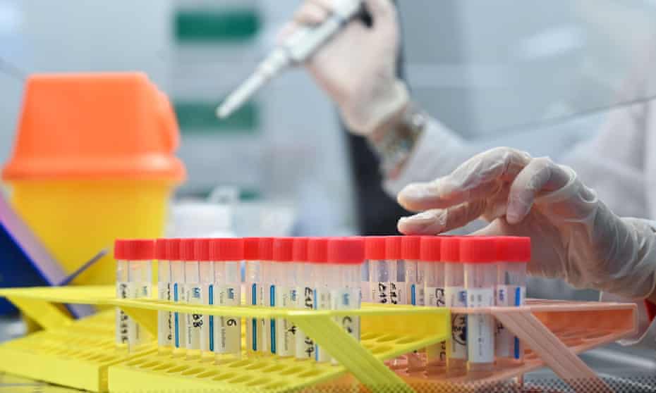 Pruebas PCR de covid: al menos 43,000 personas en Reino Unido podrían haber obtenido falsos negativos