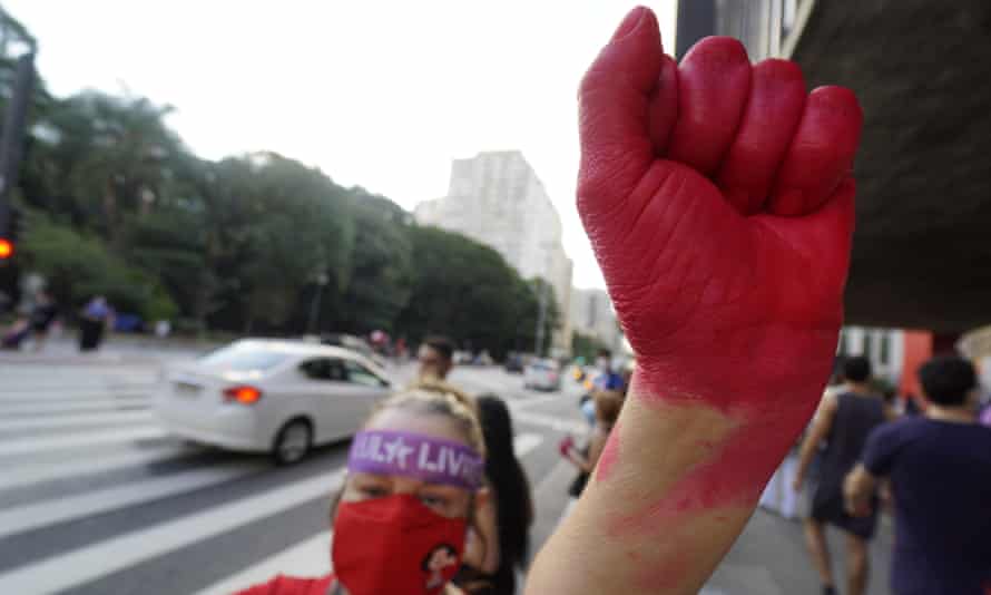 Bolsonaro bloquea el acceso gratuito a tampones y toallas femeninas para mujeres desfavorecidas en Brasil