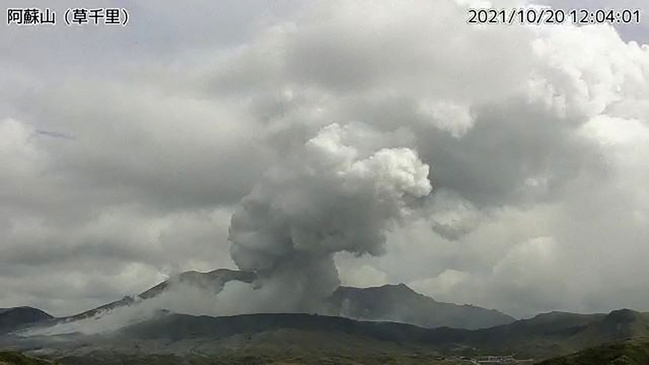 El volcán Monte Aso, uno de los más vigilados, entra en erupción en Japón