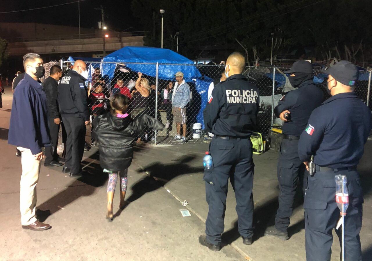 Policía municipal de Tijuana irrumpe en el campamento migrante de El Chaparral