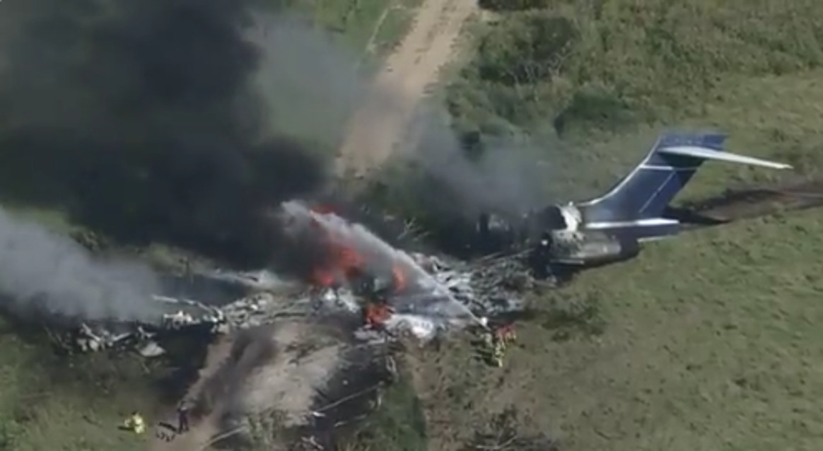 Avión se estrella en Texas; hay un herido, de entre 21 pasajeros