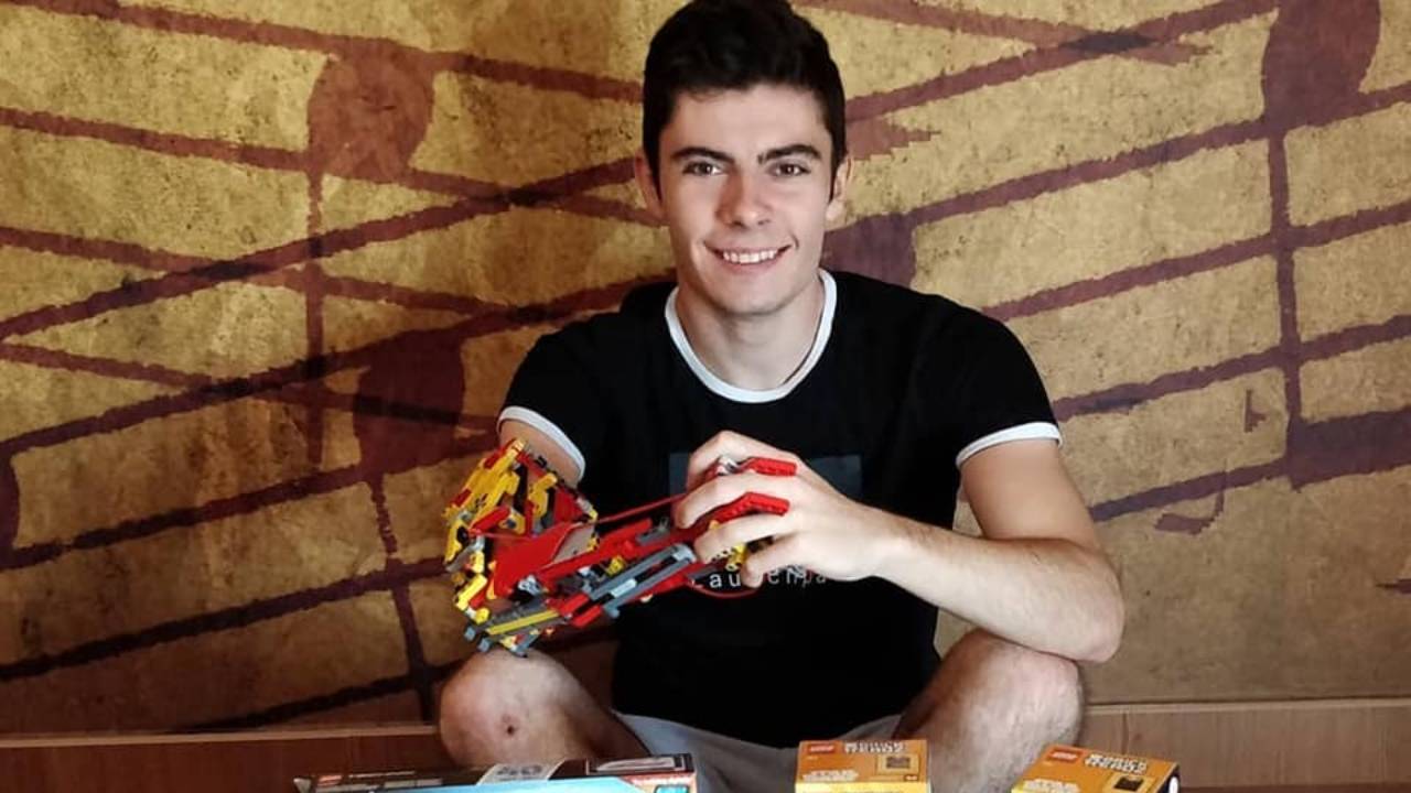 David Aguilar, el joven que construye prótesis con piezas de Lego