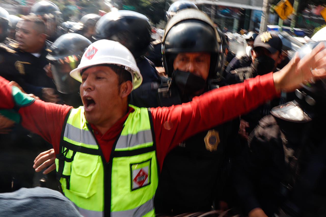 Gaseros en paro se enfrentan con policías por bloqueo en la CDMX