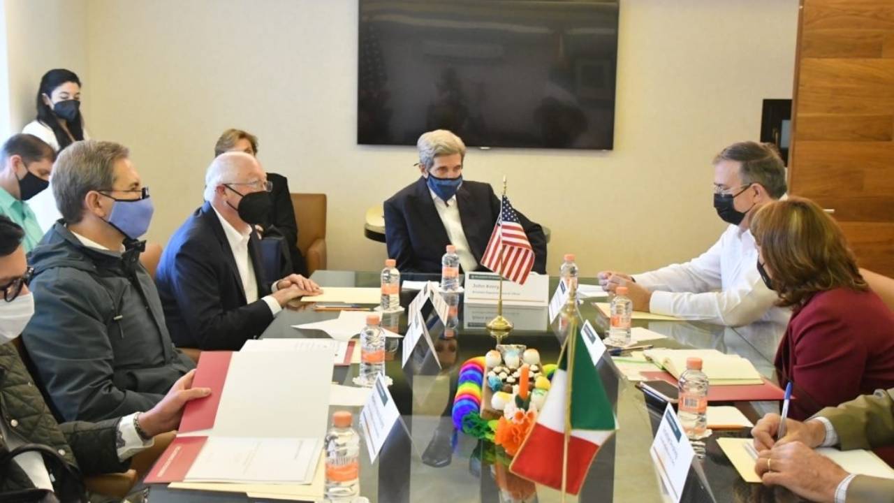 John Kerry defiende la energía limpia en su reunión con AMLO