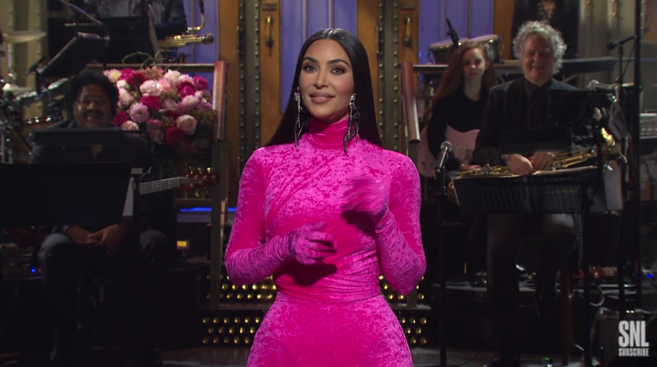 Kim Kardashian en SNL dispara contra sus hermanas, Kanye West, su madre…