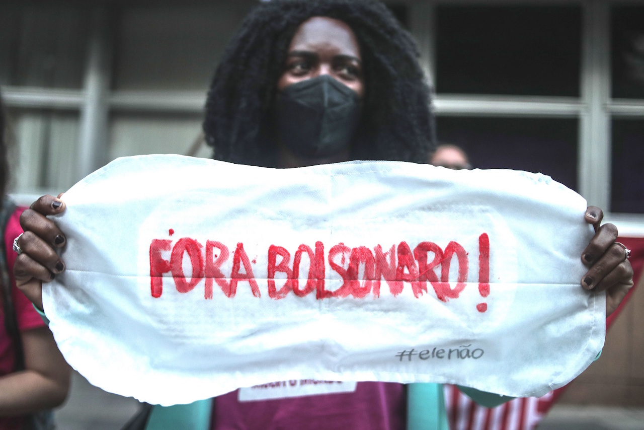 Mujeres protestan contra veto de Bolsonaro a distribución gratuita de toallas sanitarias