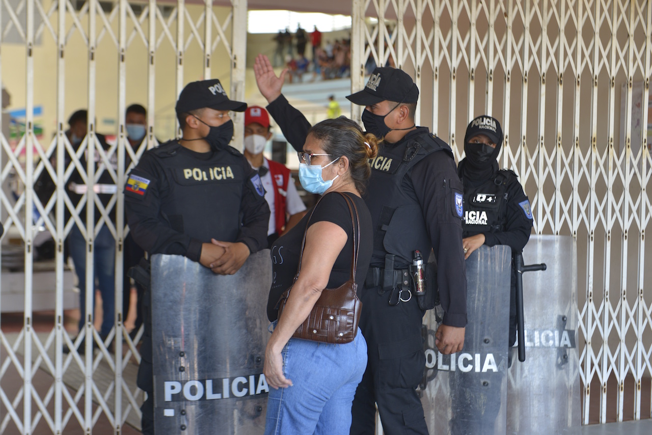 ‘Quiero saber si vive o no’: familiares viven drama tras masacre en cárcel de Guayaquil