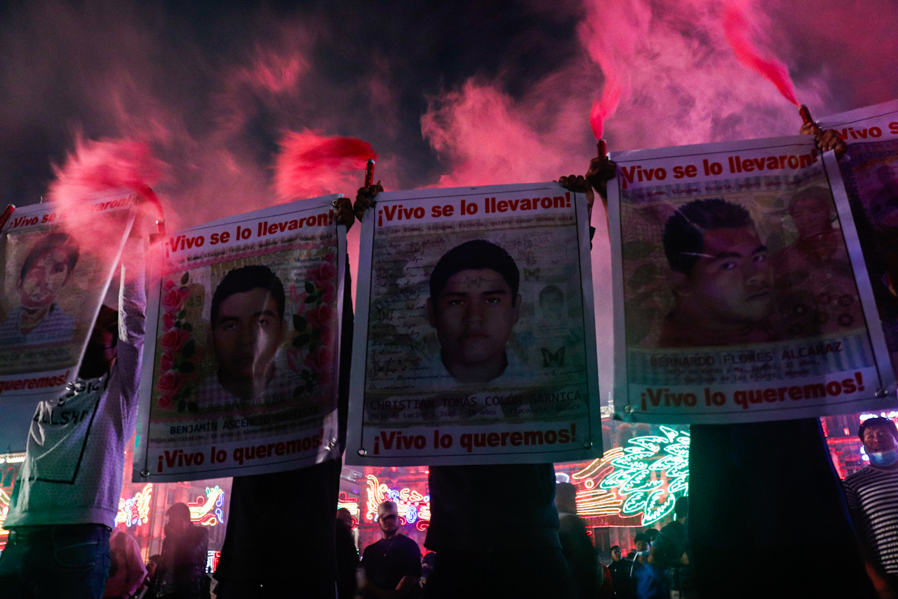 “Pásame unos, yo los recibo…”: Comisión de Ayotzinapa difunde conversación entre policías y Guerrero Unidos