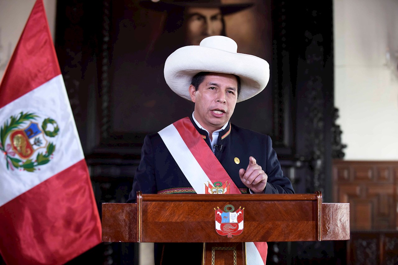 El presidente de Perú, Pedro Castillo, anuncia renuncia de todo su gabinete