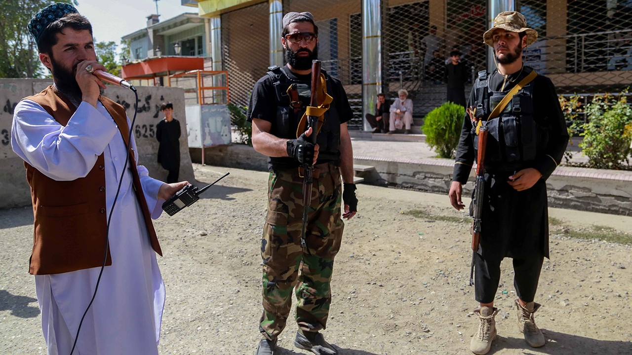 Atentado en una mezquita afgana deja al menos 80 muertos y 100 heridos