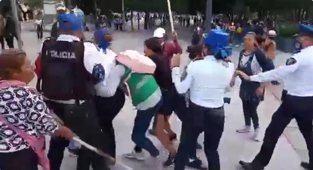 Ambulantes golpean a funcionaria de la CDMX en la Alameda Central