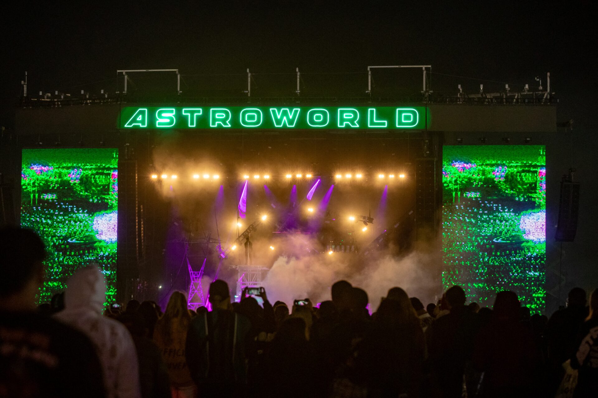 Estampida en el festival Astroworld en Texas deja al menos 8 muertos y decenas de heridos