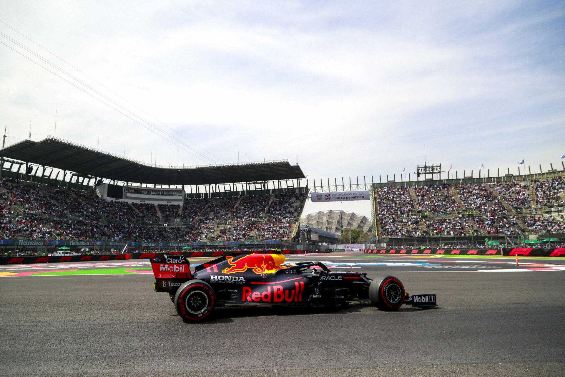 Red Bull domina la tercera sesión de prácticas: Checo, 1; Verstappen, 2