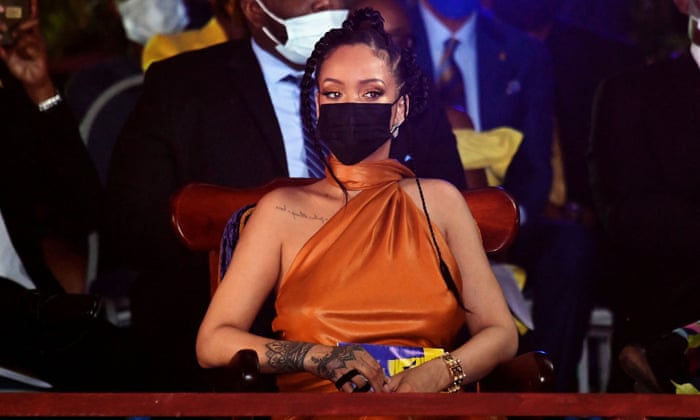 Barbados aclama a Rihanna como ‘héroe nacional’ al convertirse en república
