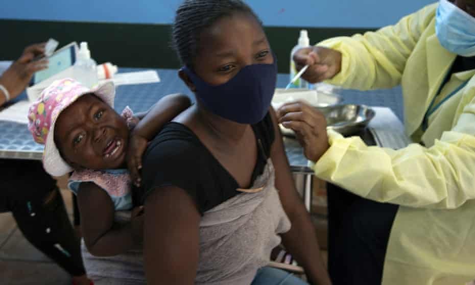 La variante ómicron revela el verdadero peligro mundial del ‘apartheid de las vacunas’