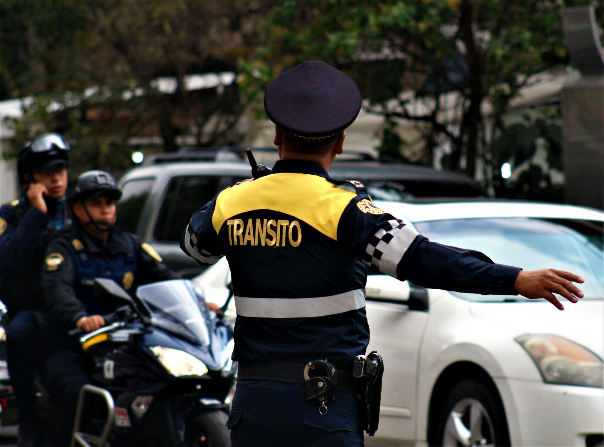 ¿Cómo debe actuar un policía de tránsito de la CDMX si te detiene?