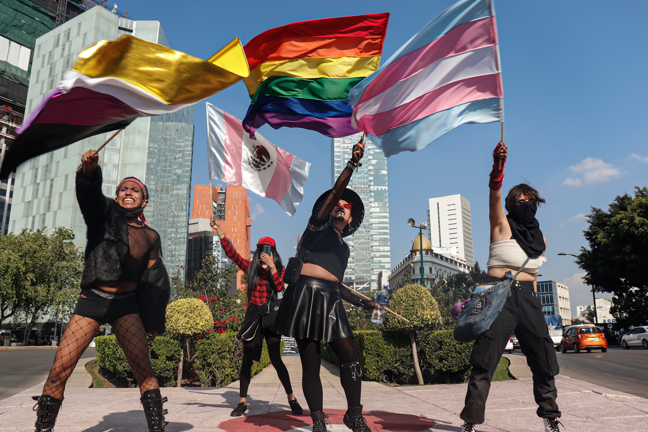 ‘Aquí está la resistencia’: Policías reprimen Marcha Trans en la CDMX