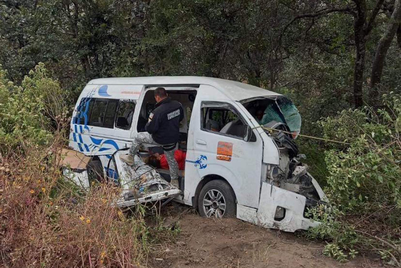 Accidente entre camión y combi deja 6 muertos en Nicolás Romero, Edomex