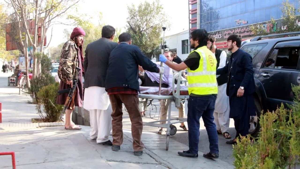 Ataque suicida en hospital militar de Kabul deja 25 personas muertas