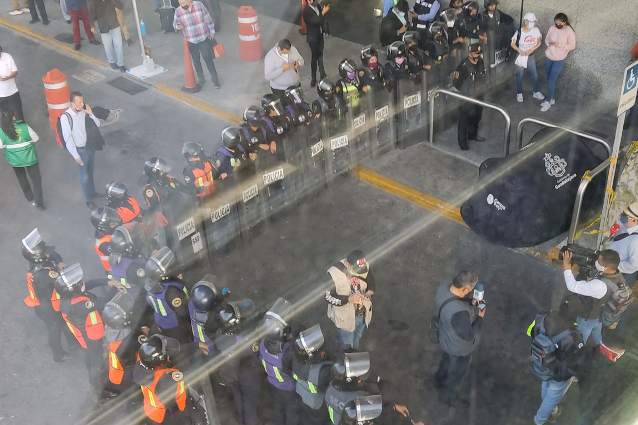 Policías rompen el bloqueo en el aeropuerto de la CDMX, luego de 30 horas