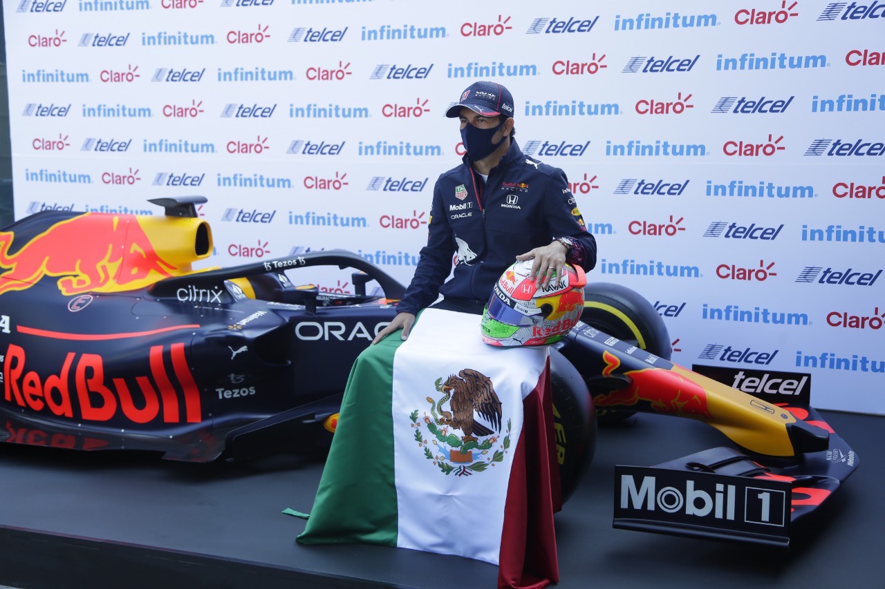 ‘Checo’ Pérez presenta el casco que usará en el Gran Premio de México