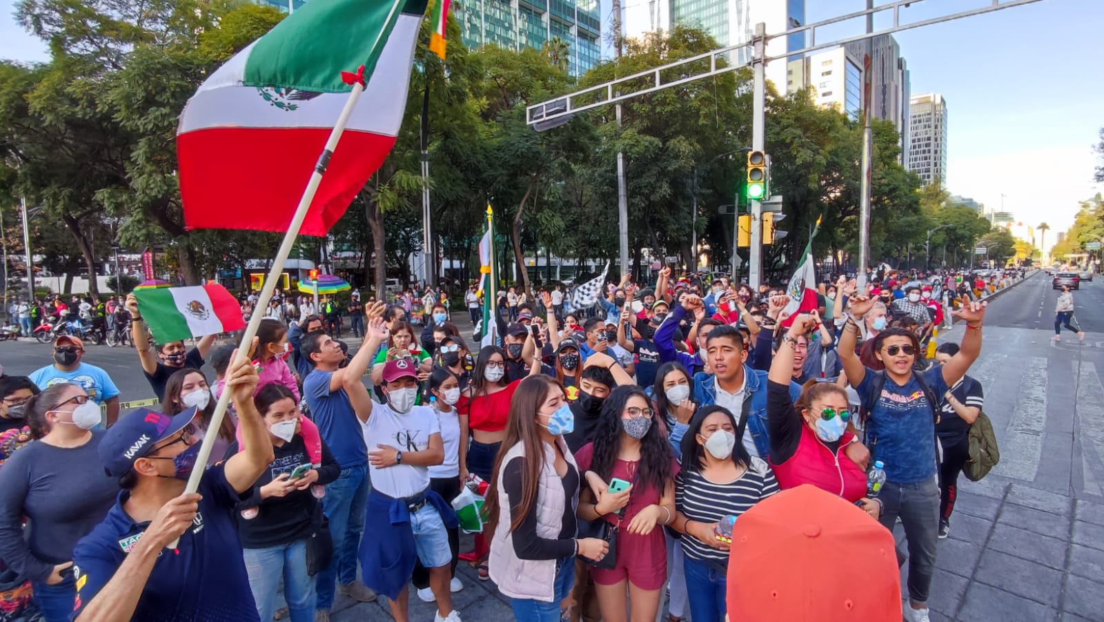 Fans de ‘Checo’ Pérez festejan en el Ángel de la Independencia