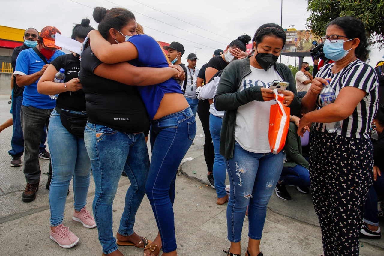 Ecuador identifica a 34 de los 68 muertos en prisión de Guayaquil