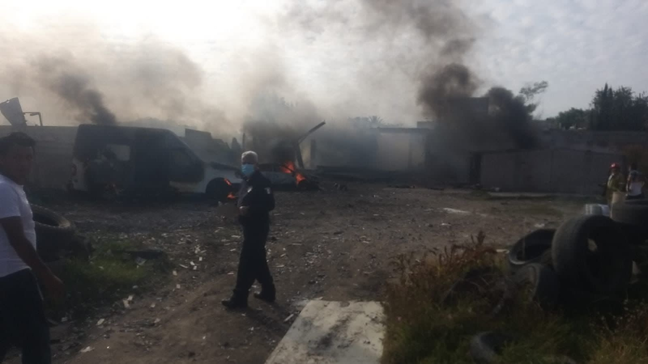 Explosión en Tultepec: hay una persona herida, bodegas y autos incendiados