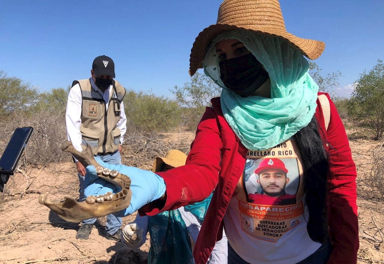 Las alertaron y escarbaron: Madres hallan 14 fosas con cuerpos en Sonora
