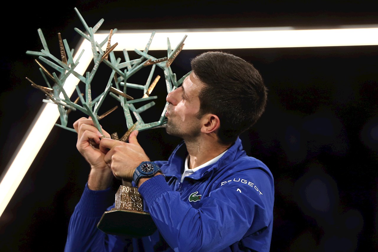 Novak Djokovic vence en París y supera Nadal en títulos de Masters