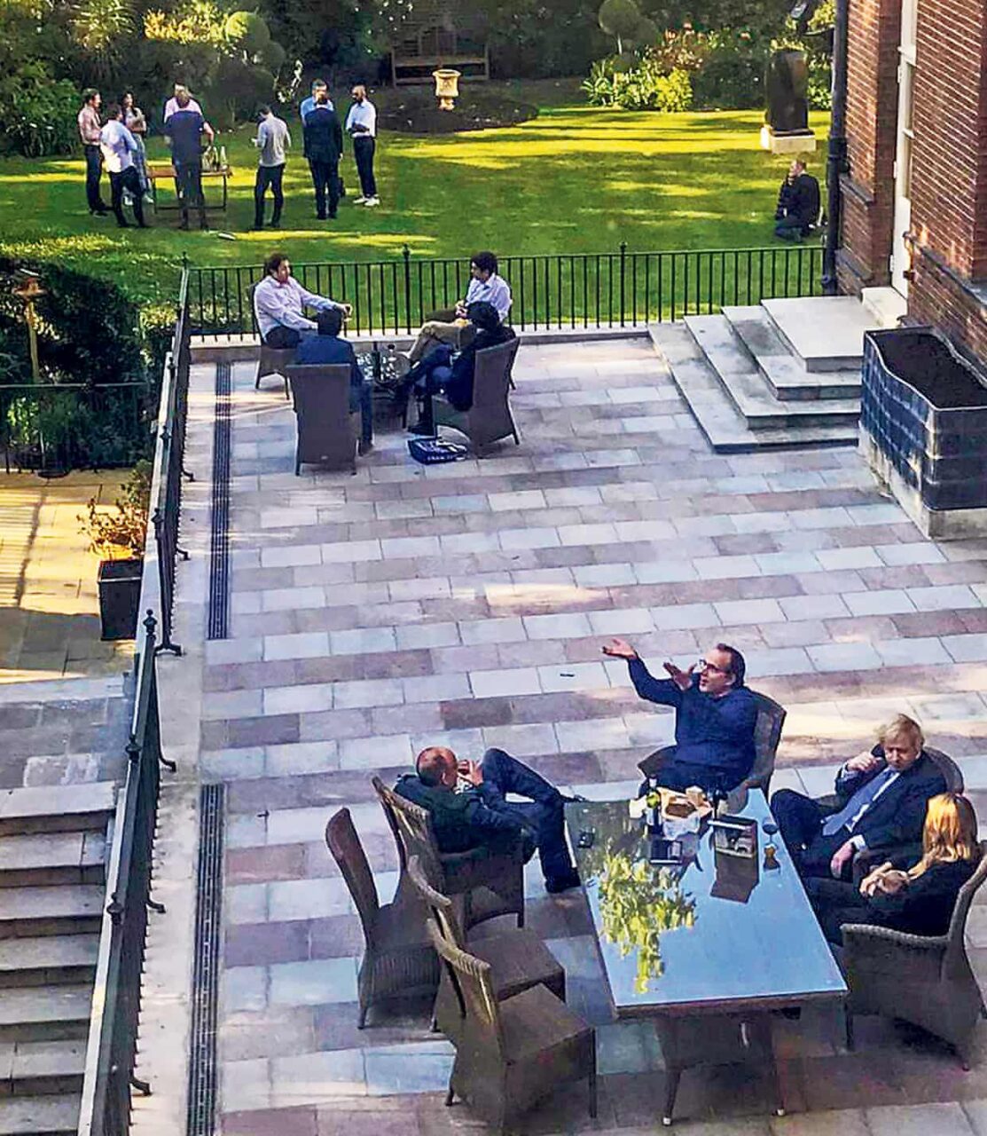Filtran foto de Boris Johnson tomando vino y comiendo pizza en una reunión mientras Reino Unido estaba confinado