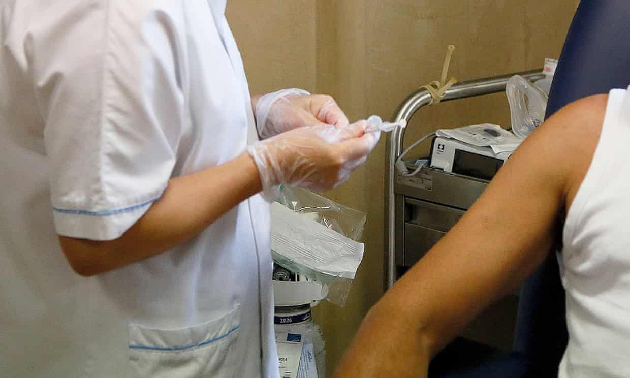 Hombre italiano intenta evitar la vacuna anticovid con un brazo falso