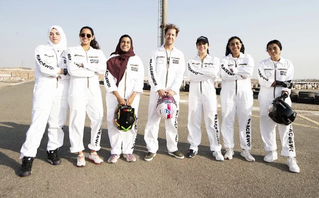 Vettel organiza carrera de karts para mujeres en Arabia Saudita