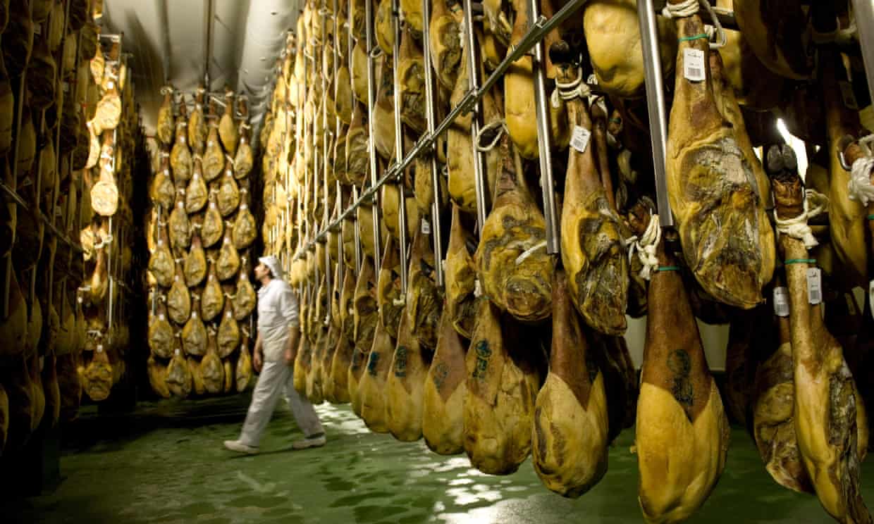 Los españoles deberían comer menos carne para limitar la crisis climática, dice el ministro