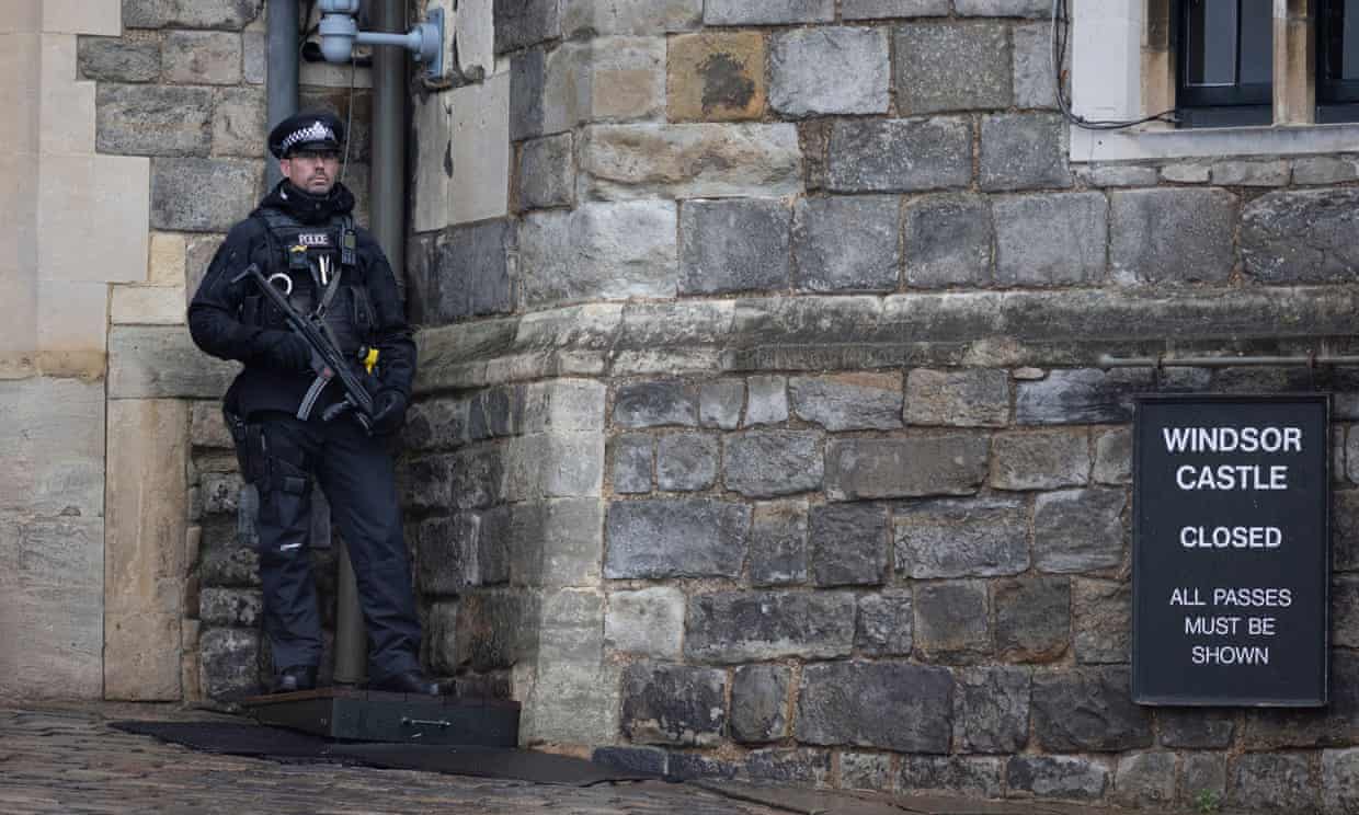 La policía investiga un video relacionado con el joven que entró al Castillo de Windsor para “asesinar a la reina” Isabel II