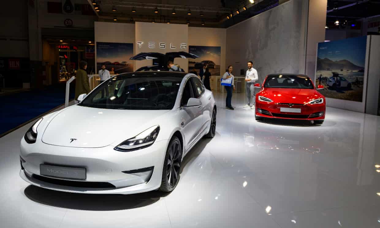 Tesla retira medio millón de autos en EU por defectos en la cámara trasera y la cajuela