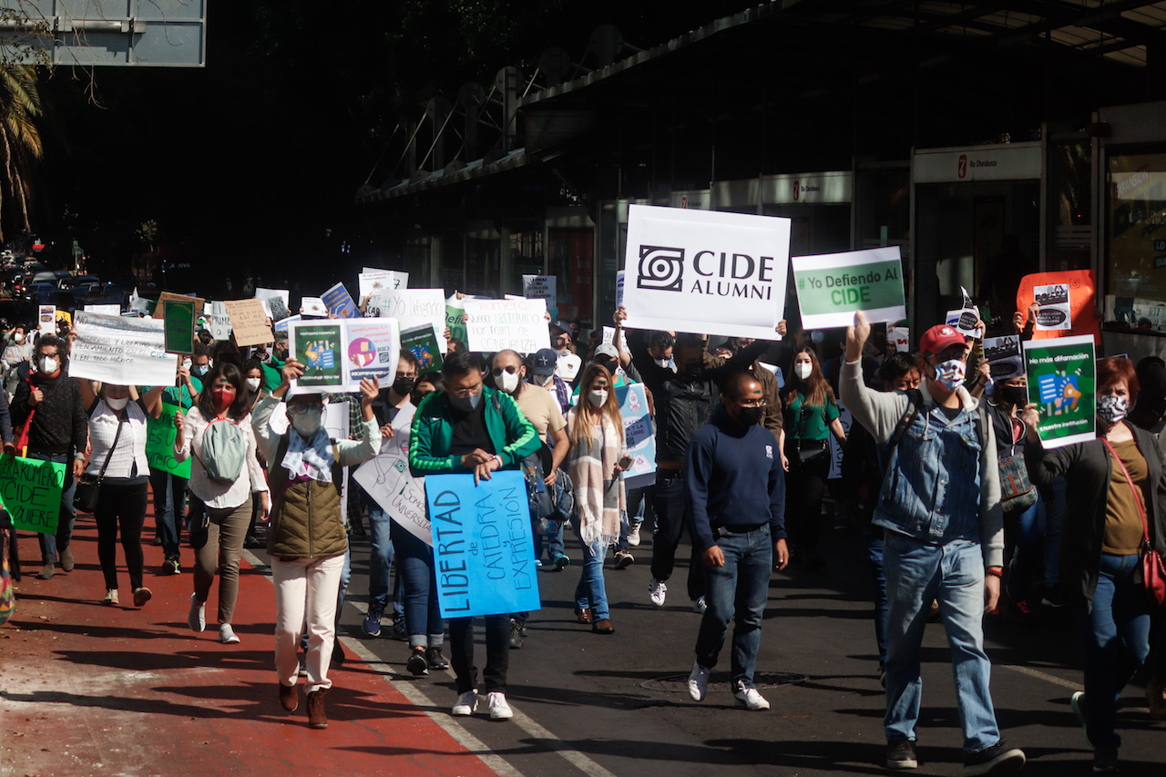 Marcha del CIDE llega al Conacyt: ‘Ganaremos esta lucha, cueste lo que cueste’