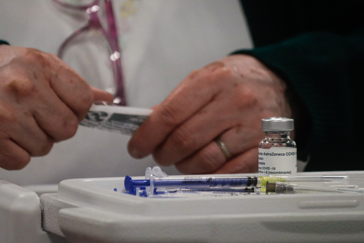 Maestros y personal médico siguen en la campaña de vacuna de refuerzo