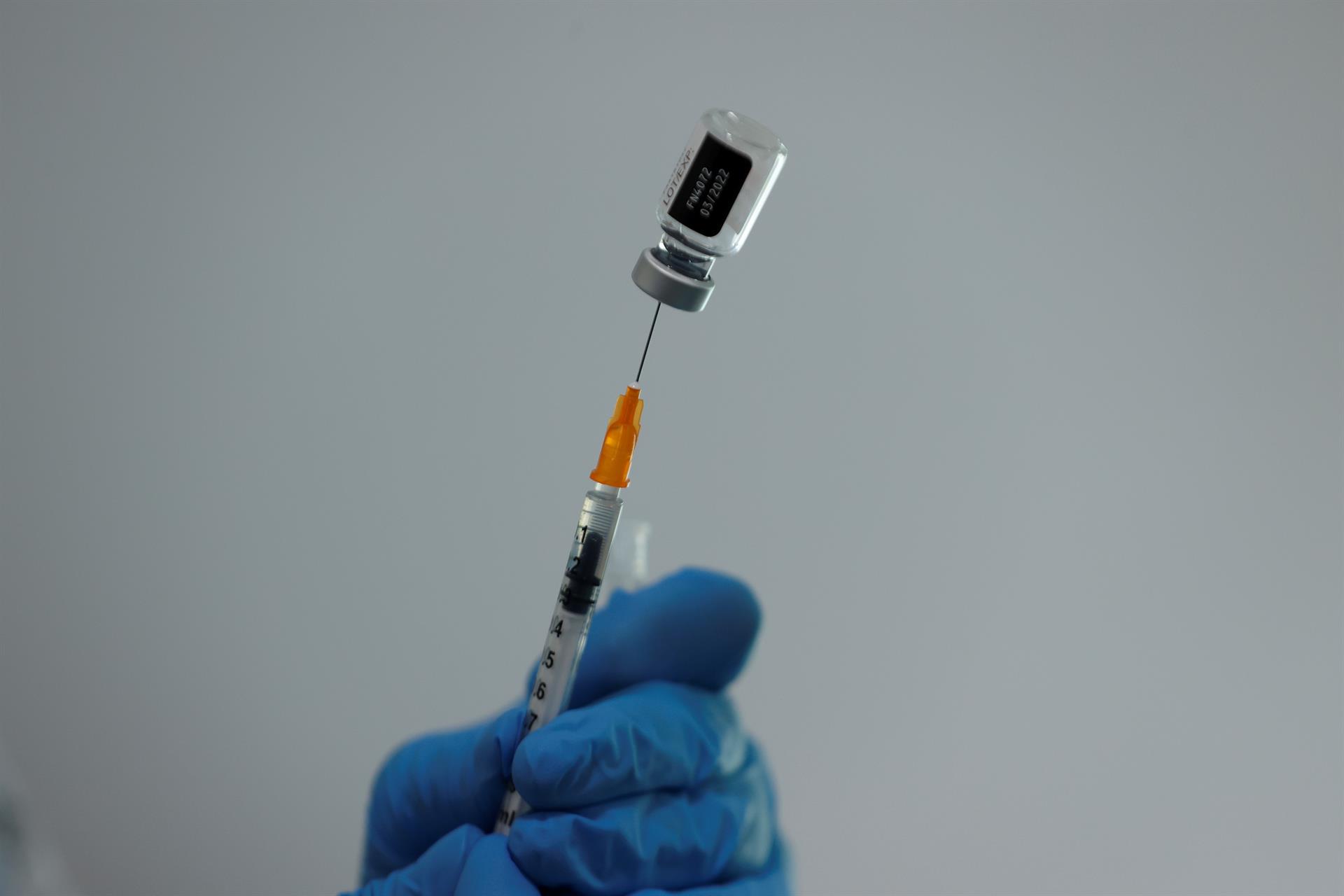 Hombre es detenido en Bélgica por vacunarse contra Covid-19… ocho veces