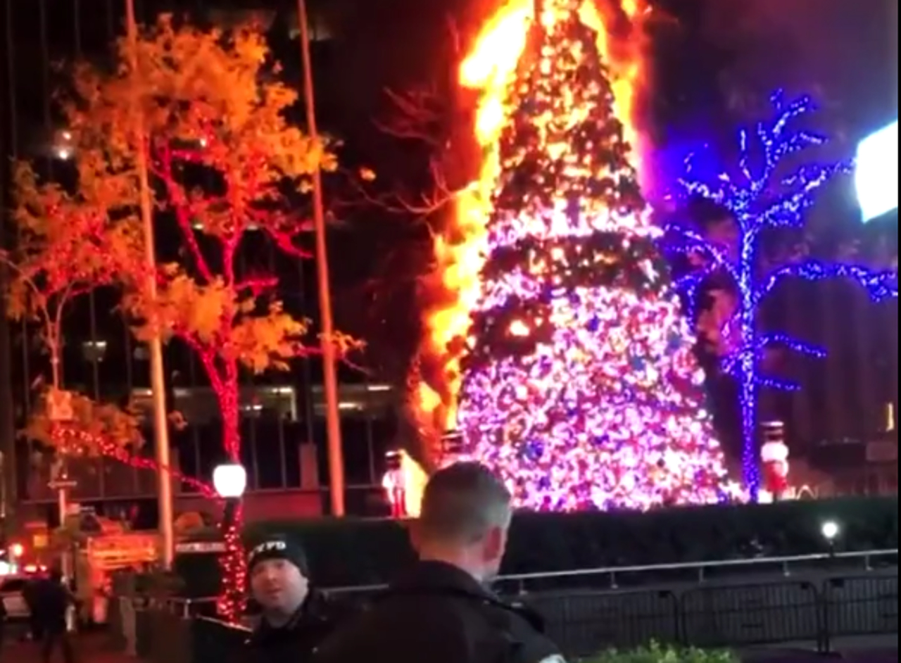 Incendian árbol de Navidad frente a la sede de <em>Fox News</em> en NY, a dos días de colocado