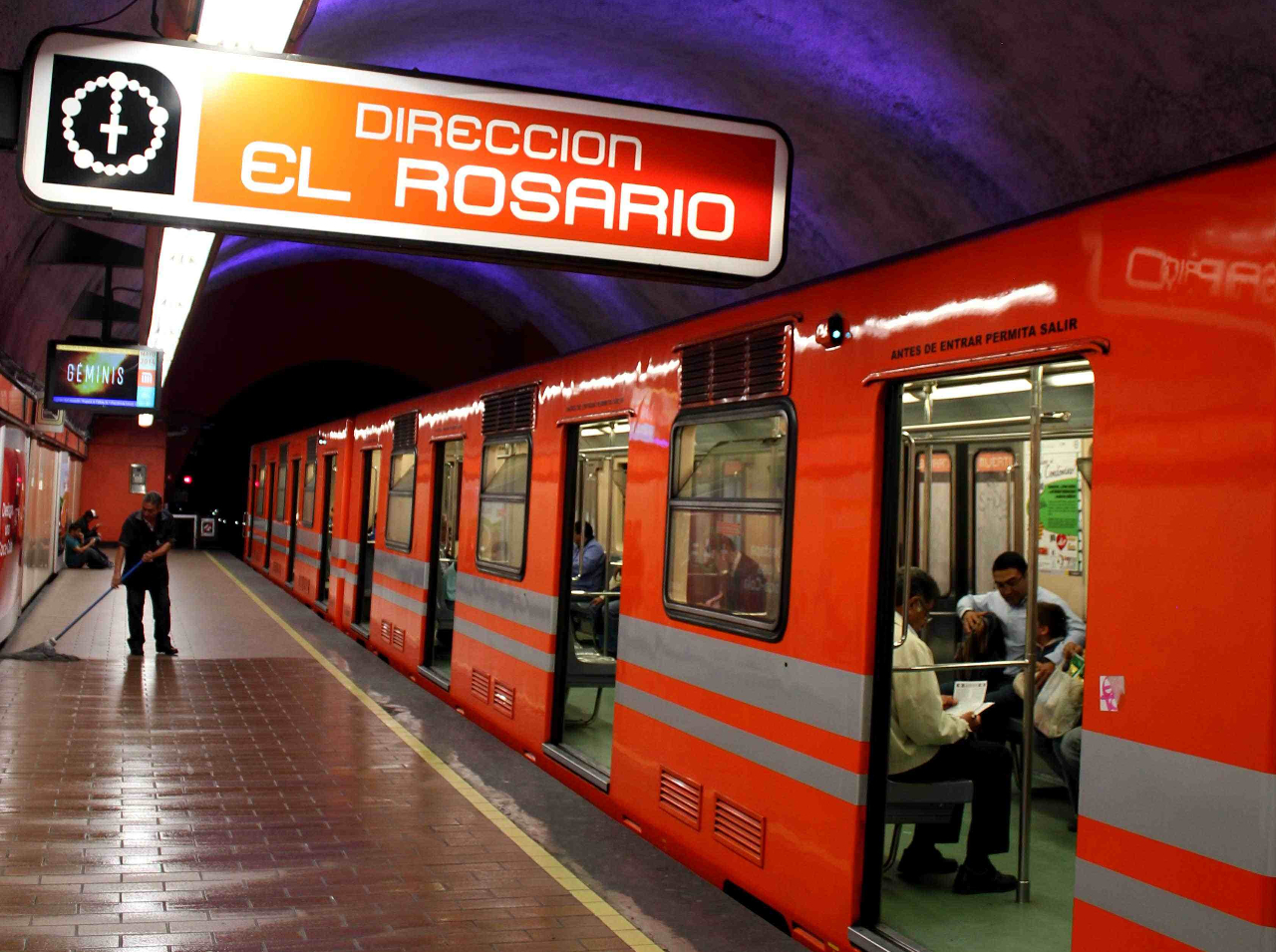 Un hombre es asesinado a balazos en el paradero del metro Rosario