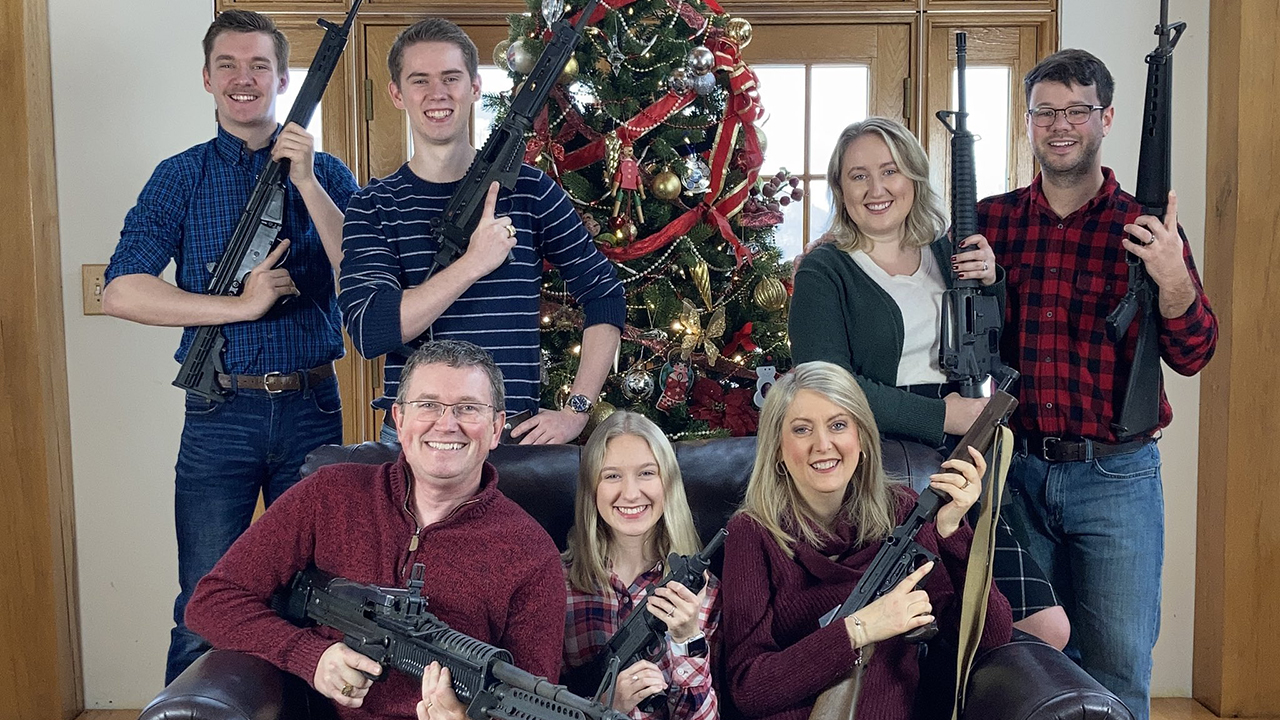 Congresista de EU causa polémica al posar con armas en foto familiar navideña