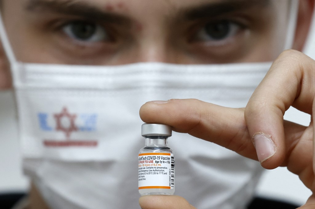 Israel aplica cuarta dosis de la vacuna contra Covid-19 a personal médico