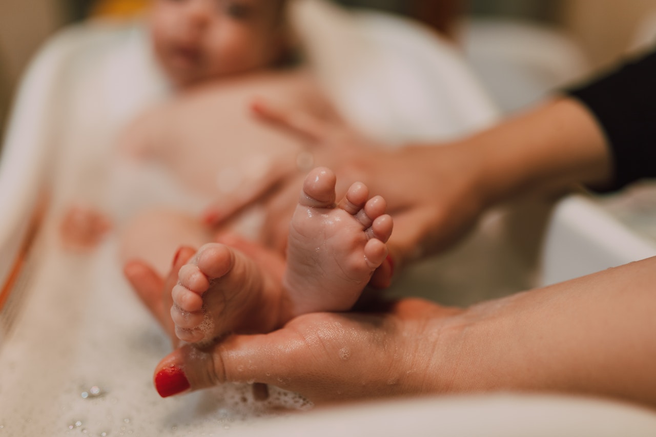 ¿Es bueno o malo bañar diario a mi bebé? Los especialistas responden