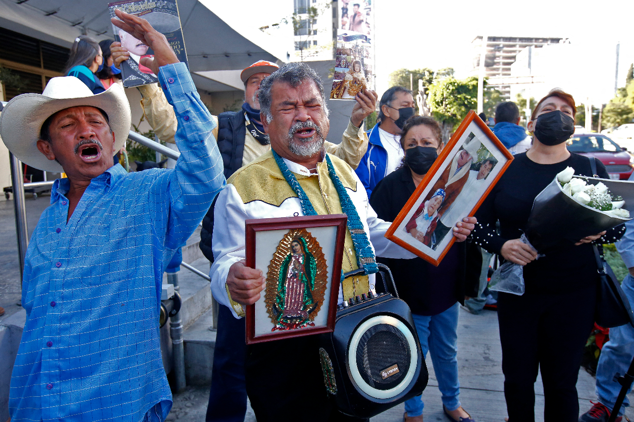 ‘Le está cantando a la Virgencita’: los fans lloran la muerte de Vicente Fernández